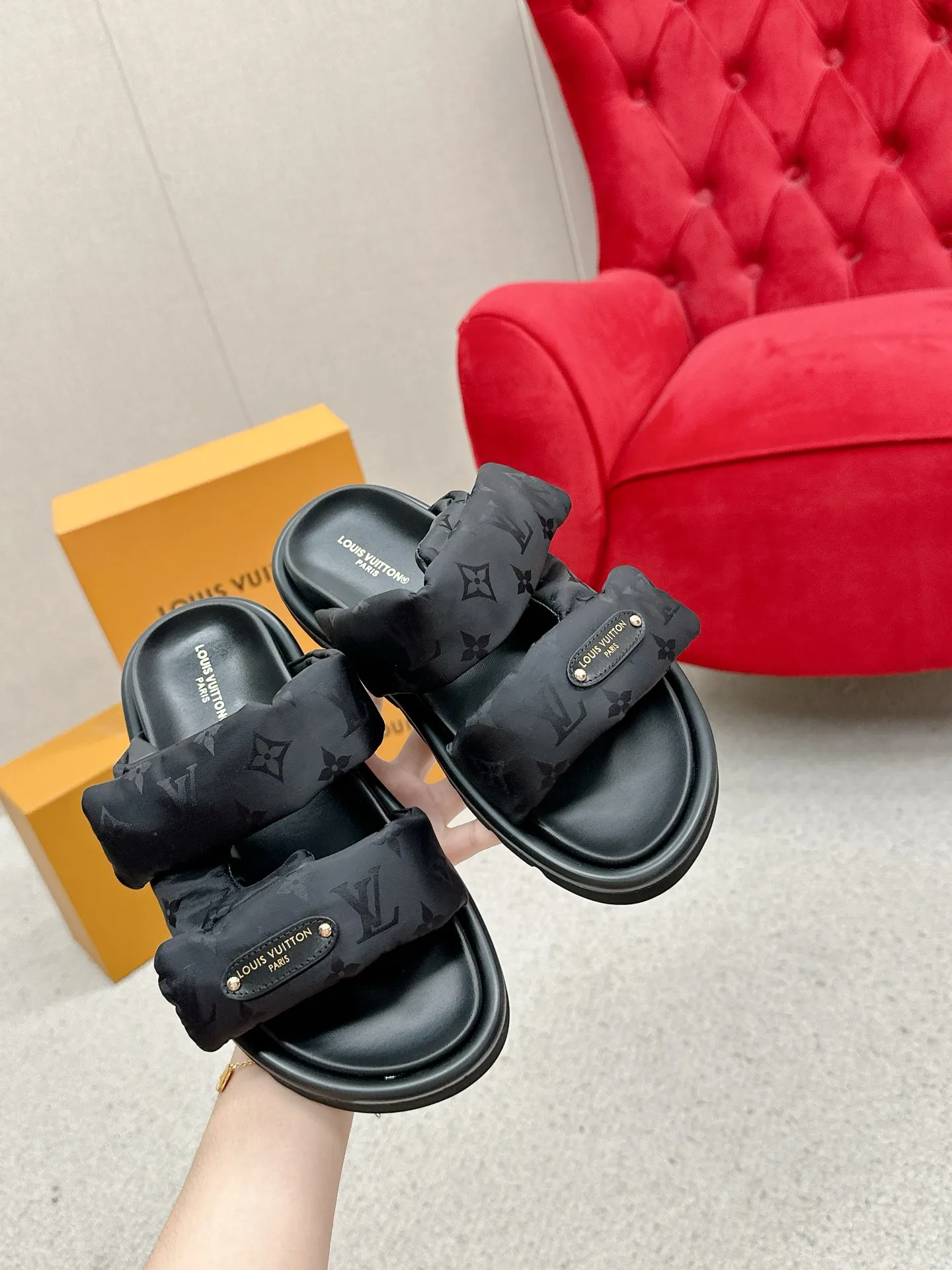 P340 yuan LV Louis Vuitton Full of high-end feel! A popular model among bloggers at home and abroad, it’s retro and fashionable, and looks stunning on your feet! Mainly recommended model on the official website★ ━━━━━ ЅᏇєєt ━━━━━ ▪️Upper: original calfskin ➕5D printing process ▪️Inner: imported mixed sheepskin ▪️Outsole: original molded foam outsole ▪️Size: Female 35-40 Men's 39-44 (women's 41 men's 45)